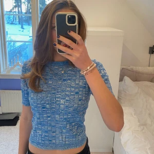 Blå t-shirt - Väldigt fin tight blå T-shirt från Monki. Köpt för länge sedan men sällan använd så den är i fint skick. Går att styla till mycket och piffar snabbt upp en outfit!  Budgivning om fler är intresserade eller först till kvarn. Frakt tillkommer! 