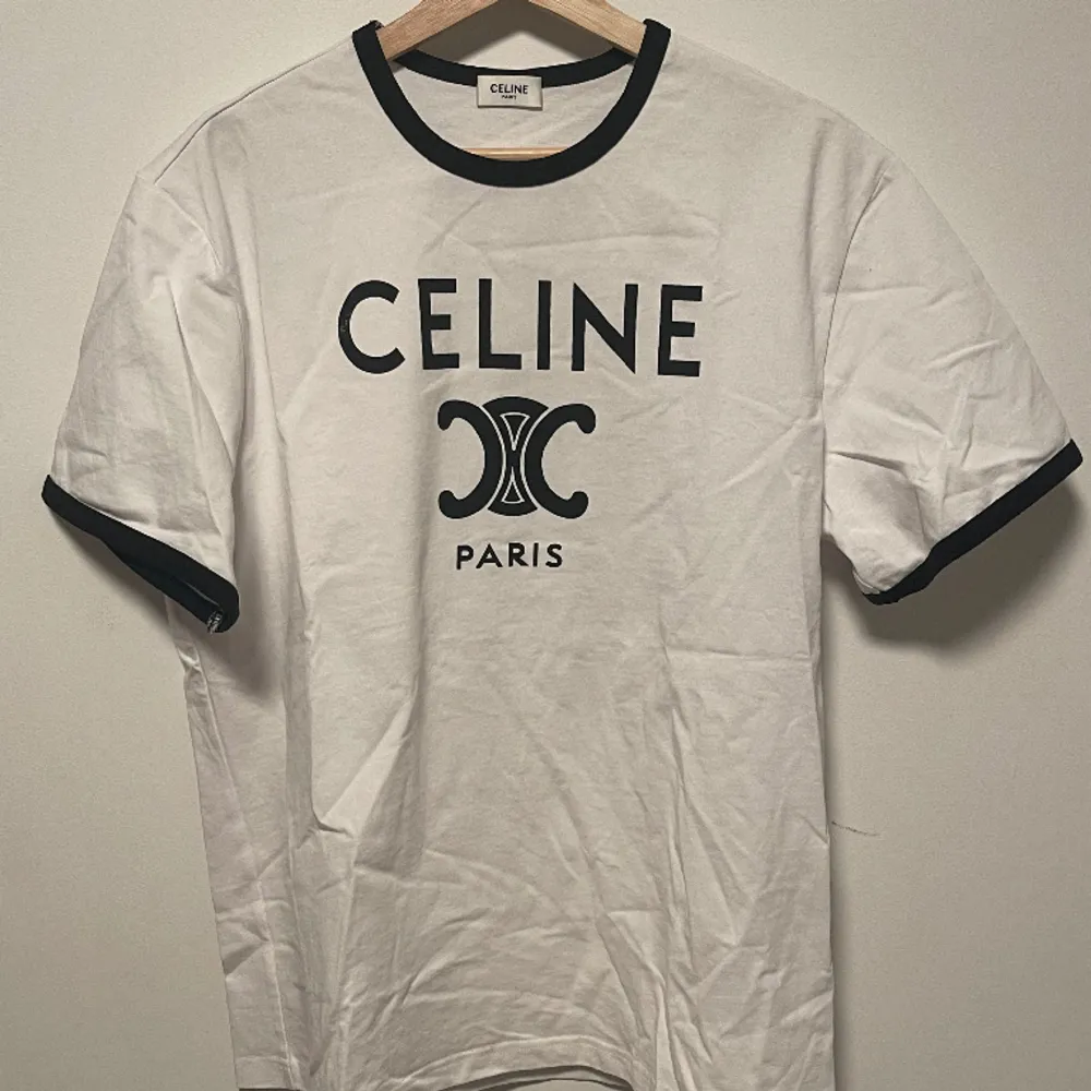 Speciell Celine t shirt, storlek xs men sitter som en m/l. En av mina favorit tshirts ever.. T-shirts.