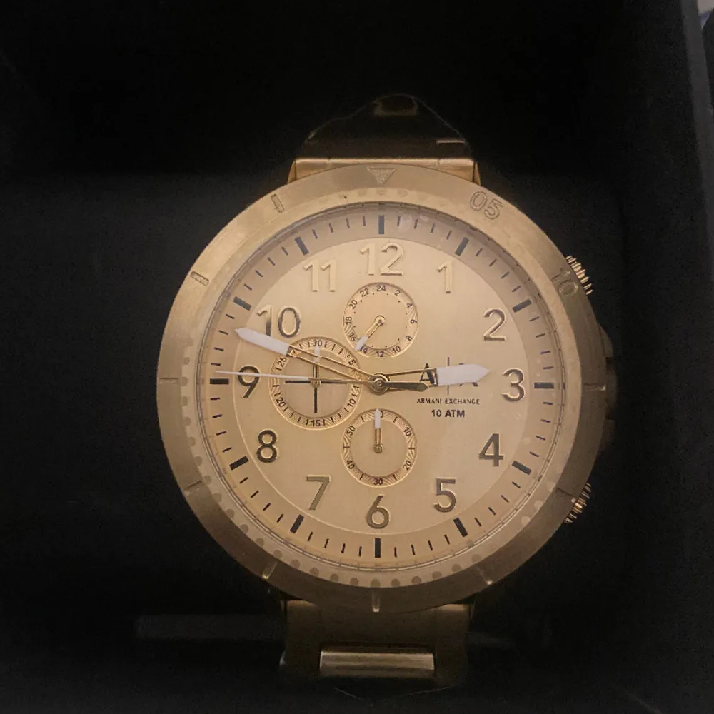 Hej! Jag erbjuder en helt ny, oanvänd guld Armani Exchange-klocka för män till ett fantastiskt pris på 900. Skapa en sofistikerad stil med detta eleganta tillskott till din klockkollektion. Passa på att investera i kvalitet och lyx till ett överkom. Accessoarer.