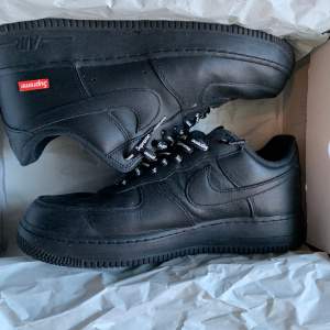 Black air force one supreme säljs i Borås kan förhandla priset. Tag finns på skorna och orginal skorsnörena finns också. Använda Max 10 gånger köpta orginal för 2700