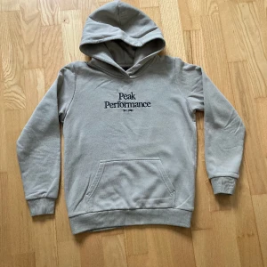 Beige Peak performance hoodie  - Beige Peak performance hoodie i jätte fint skick. Storlek 150