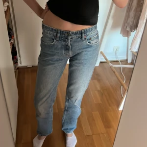Blåa mid waist Jeans - Säljer pga att de är lite för korta för mig (är 175cm)💕