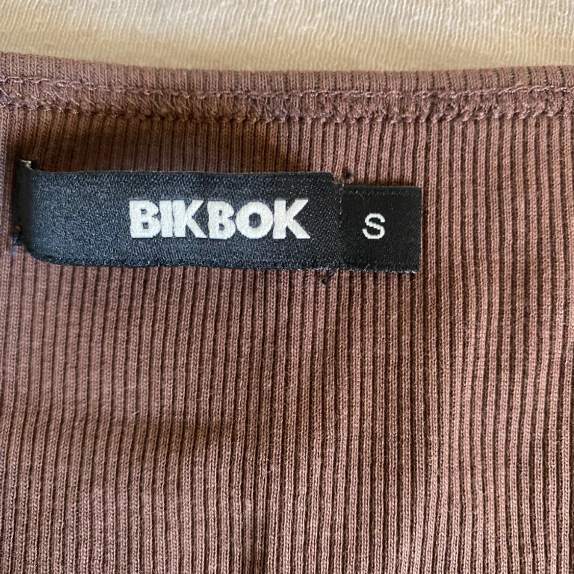 Brun urringad tajt t-shirt  - 90