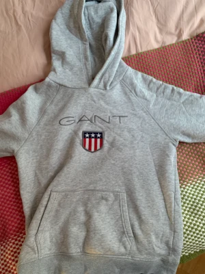 Gant Hoodie  - Säljer min gamla Ganthoodie då jag inte längre får användning för den. Storlek 13-14 år men passar mer som xs/s (kan skicka bilder med den på). Inga defekter och i bra skick, pris kan absolut diskuteras. Skriv gärna innan du trycker på ”köp nu” 😊