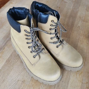 Gulliver vinterkängor  - Vinterkängor från Gulliver i fint skick. Kängorna är märkta som stl 37, men sitter mer som stl 36.