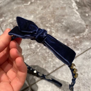 Diadem  - Diadem i sammet. Kika gärna på mina annonser, säljer mycket:) 