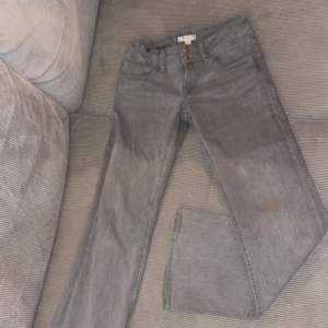 As snygga low Waist jeans från Gina Tricot väldigt populära men tyvärr försmå för mig på längden som är 160! Vid frågor kontakta gärna ☺️😊