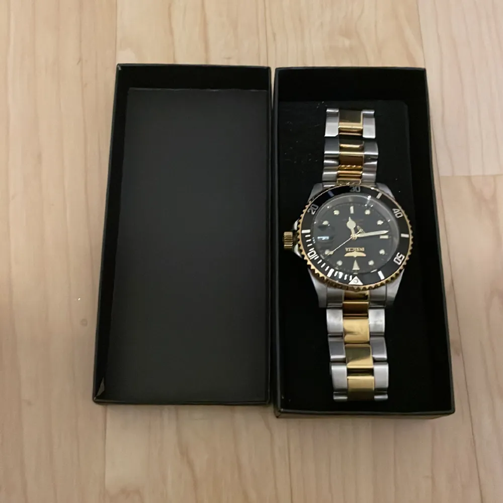 Säljer en äkta INVICTA Klocka som har används i gott skick. Nu har jag valt att sälja denna underbara klockan för ett bra pris. Köpte den för 1500 . Accessoarer.