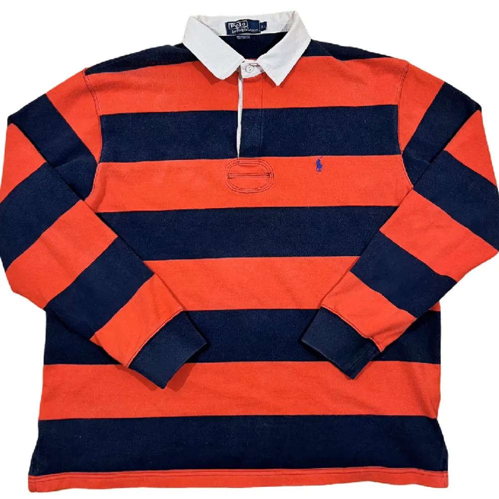 Orange och blå randig rugby tröja från Ralph Lauren. Populariserad av Kanye West. Väldigt ovanlig tröja, ställ gärna frågor!😊. Tröjor & Koftor.