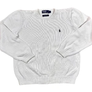 Ralph Lauren Stickad Tröja - Vit stickad tröja från Ralph Lauren, bra skick! Storlek L, ställ gärna frågor! [Plick verkar inte kunna hantera antalet pixlar på bilderna]