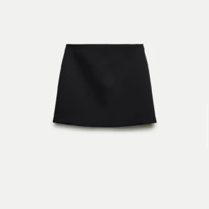 Zara miniskirt  - Säljer min jätte fina kjol från Sara i storlek 38 (S/M)😍 nypris 400 men säljer för 150 för att den är mycket använd. Har dock klippt bort lapparna inuti för att dom gjorde det obekvämt, men det syns inte utanpå 💗