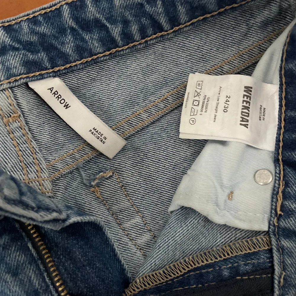 Snygga jeans med låg midja och rak passform, från weekday i den populära modellen ”Arrow”. Använda men inga defekter eller  tecken på slitage. Storlek 24/30. Säljer även ett par exakt likadana i storlek 24/32! . Jeans & Byxor.