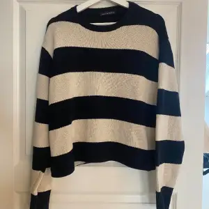 Så fin tröja från Brandy Melville, vit/beige med blåa ränder💕 Sytt upp den lite då den va så himla lång från början. 150kr