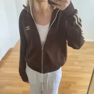 Hallåj! Säljer denna tvärsnygga Zip upen ifrån Adidas i gul och brun färg!! Helt slutsåld, säljs inte längre, då den är äkta vintage. Nypris på Urban Outfiters ca 1300kr. Köpte den i Polen i fjol. Storlek S, nyskick. Skriv för fler bilder om så önskas💕