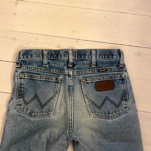 Mid waist jeans från Wrangler. Straight fit och köparen står för frakt.
