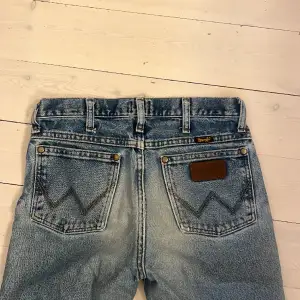 Mid waist jeans från Wrangler. Straight fit och köparen står för frakt.