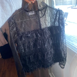 Spetstopp  - En jättefin svart spetstopp från veromoda. Jag säljer den för att den tyvär inte passar.🥰