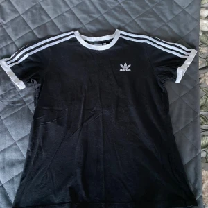 Adidas T-shirt - En adidas t-shirt i bra skick.  Strl 42, liten i storleken 