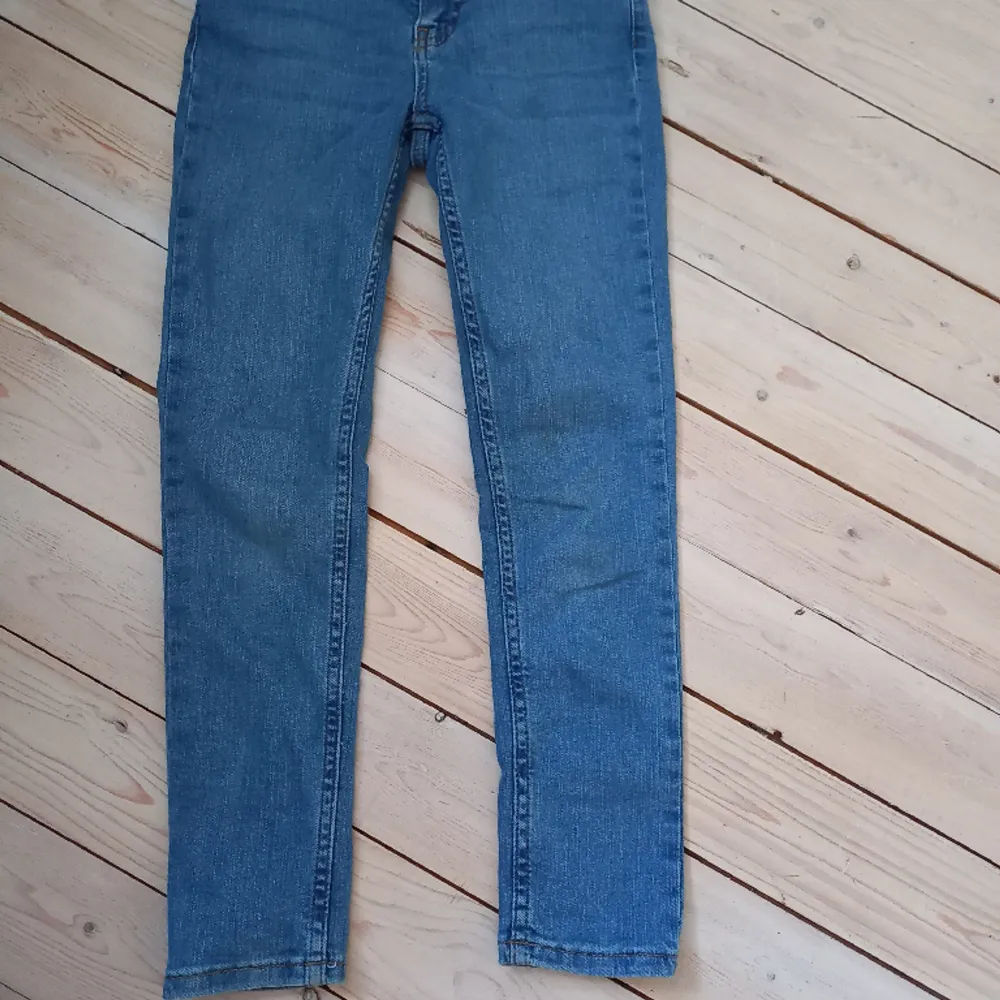 Nästan helt oanvenda blåa djeans från Gkås (Ullared). Är i bra skick och går att sjustera i midjan. Sälj pga för små. Orginalpris 120 kr.. Jeans & Byxor.