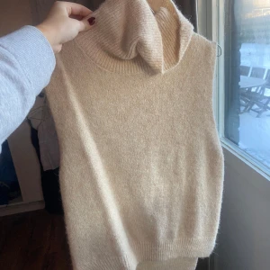 Stickad väst  - En varm stickad väst som passar perfekt över en skjorta nu på vintern!!☃️