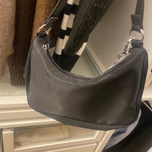 Väska  - Säljer dessa två väskor som är helt oanvända. Blå och svart. Köp en för 99 båda för 159🥰