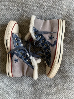 Converse Fluffiga - Sparsamt använda Converse i mocka, med varm insida.  Storleken är 36,5. Snyggt till våren och hösten!❤️‍🔥  #stockholmsstil #sneakers #converese #läderskor #allstar #vårskor #trend #stockholm