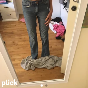 Mörkblå jeans - Säljer dessa jeans! Privat bilder kan komma då är de bara att fråga! Inget tecken på användning syns