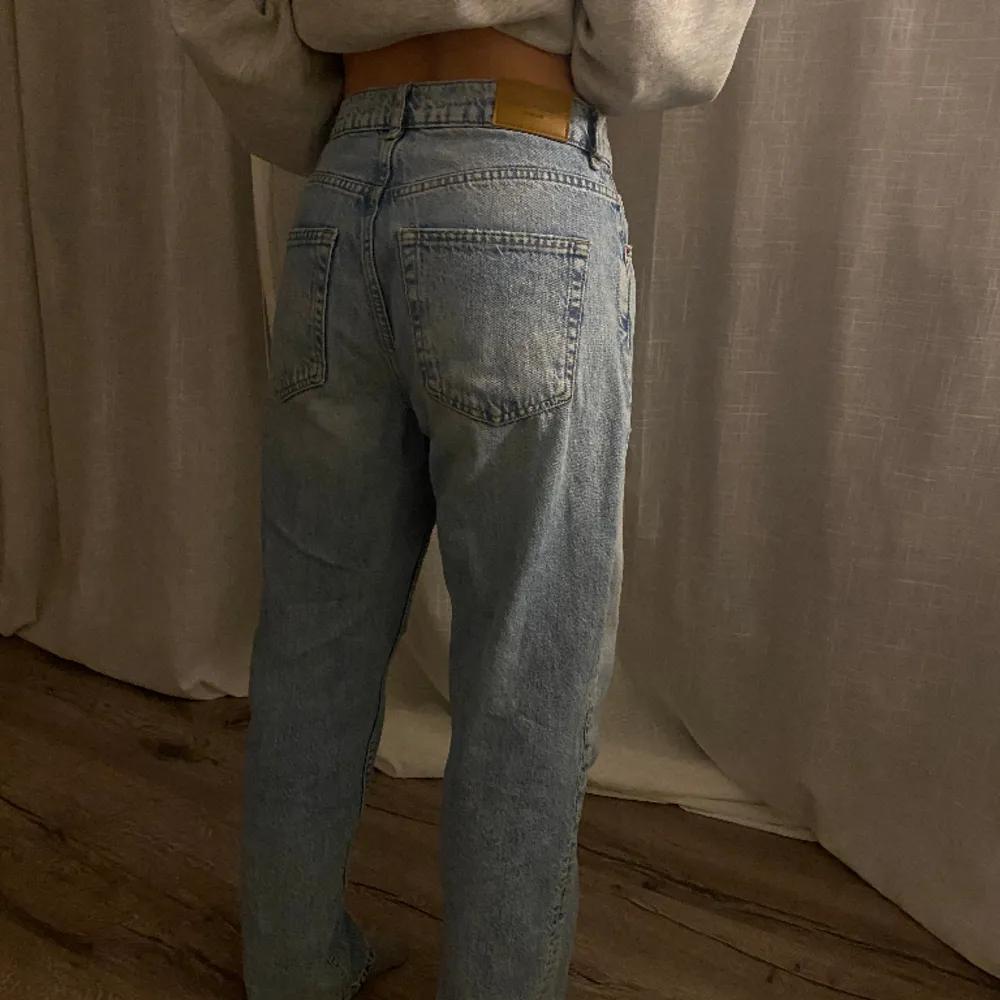 Superfina ljusblå jeans med lite 90-tals känsla. Byxorna är midwaist, detta kan ju dock variera beroende på kroppstyp osv. Säljer då dem blivit för små. Dessa fräscha byxor är i strl 36. Dem är lite ”slitna” längst nere. Skriv vid frågor eller mer bilder🌟. Jeans & Byxor.