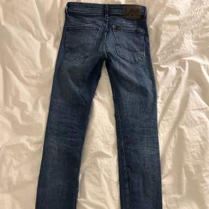 Dessa jeansen är från märket Lee i modellen ”Malone” och storlek W28 L32. Säljs då de blivit för små för mig men de är knappt använda. 
