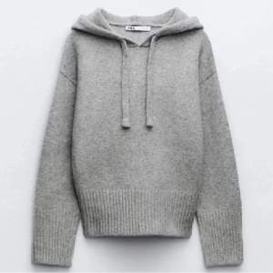 Säljer denna sååå fina stickade hoodie från Zara då den inte kommer till användning. Endast använd 1 gång så nyskick💕