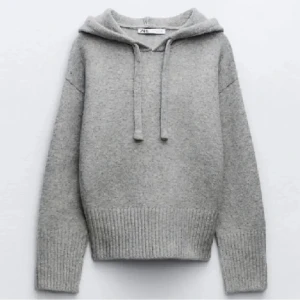 Stickad hoodie  - Säljer denna sååå fina stickade hoodie från Zara då den inte kommer till användning. Endast använd 1 gång så nyskick💕