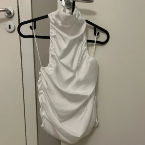 Topp från Gina tricot  - Danni halterneck top från Gina tricot.  Oanvänd med lapp kvar. Inga anmärkningar.