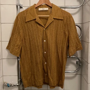 Sefr skjorta - Storlek M men uppsydd i längden!