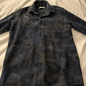 Valentino jacka - Säljer min unika valentino jacka/tröja i storlek S. Den är i väldigt bra skick. Skriv vid eventuella frågor! Pris kan diskuteras 