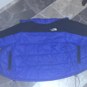 North face 1996 nuptse lila - Köpt från junkyard för 2900 använd väldigt lite i bra skick.