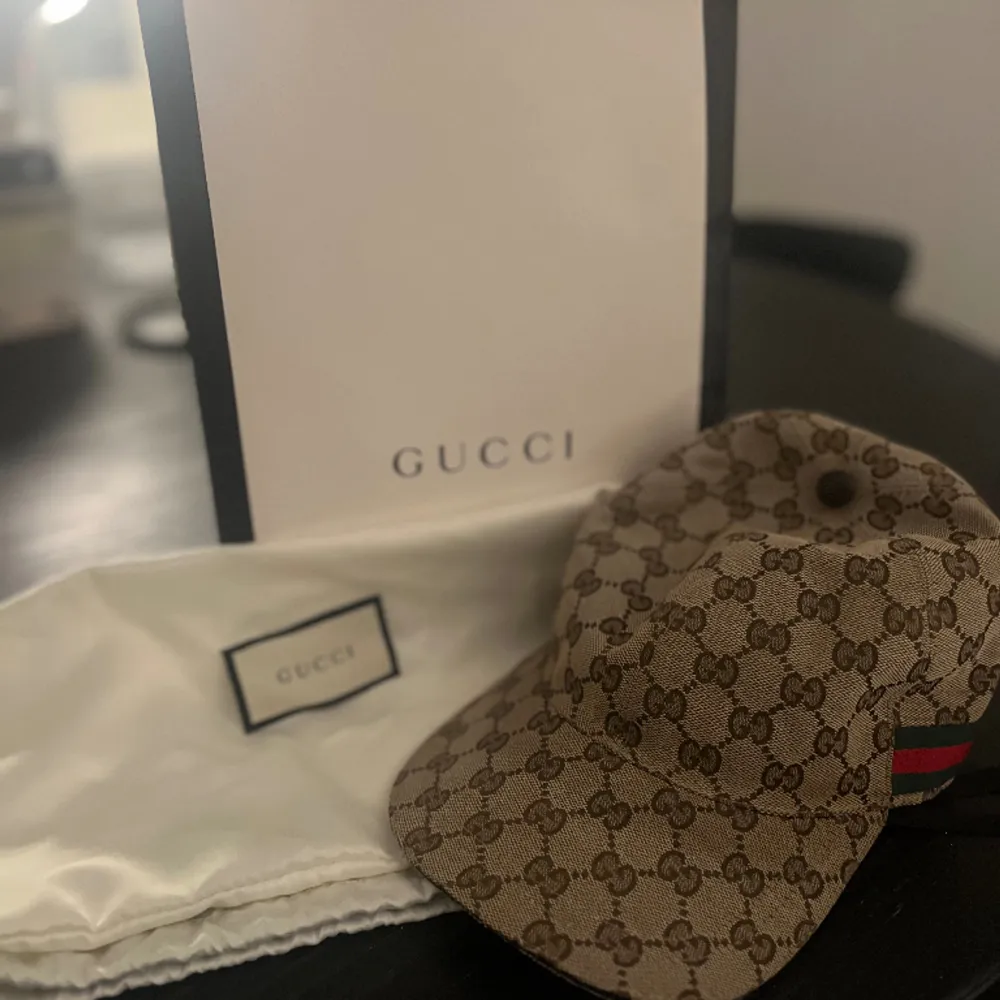 Äkta Gucci keps inköpt i Gucci butiken i Stockholm. Sparsamt använd. Accessoarer.