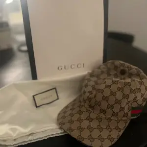 Äkta Gucci keps inköpt i Gucci butiken i Stockholm. Sparsamt använd