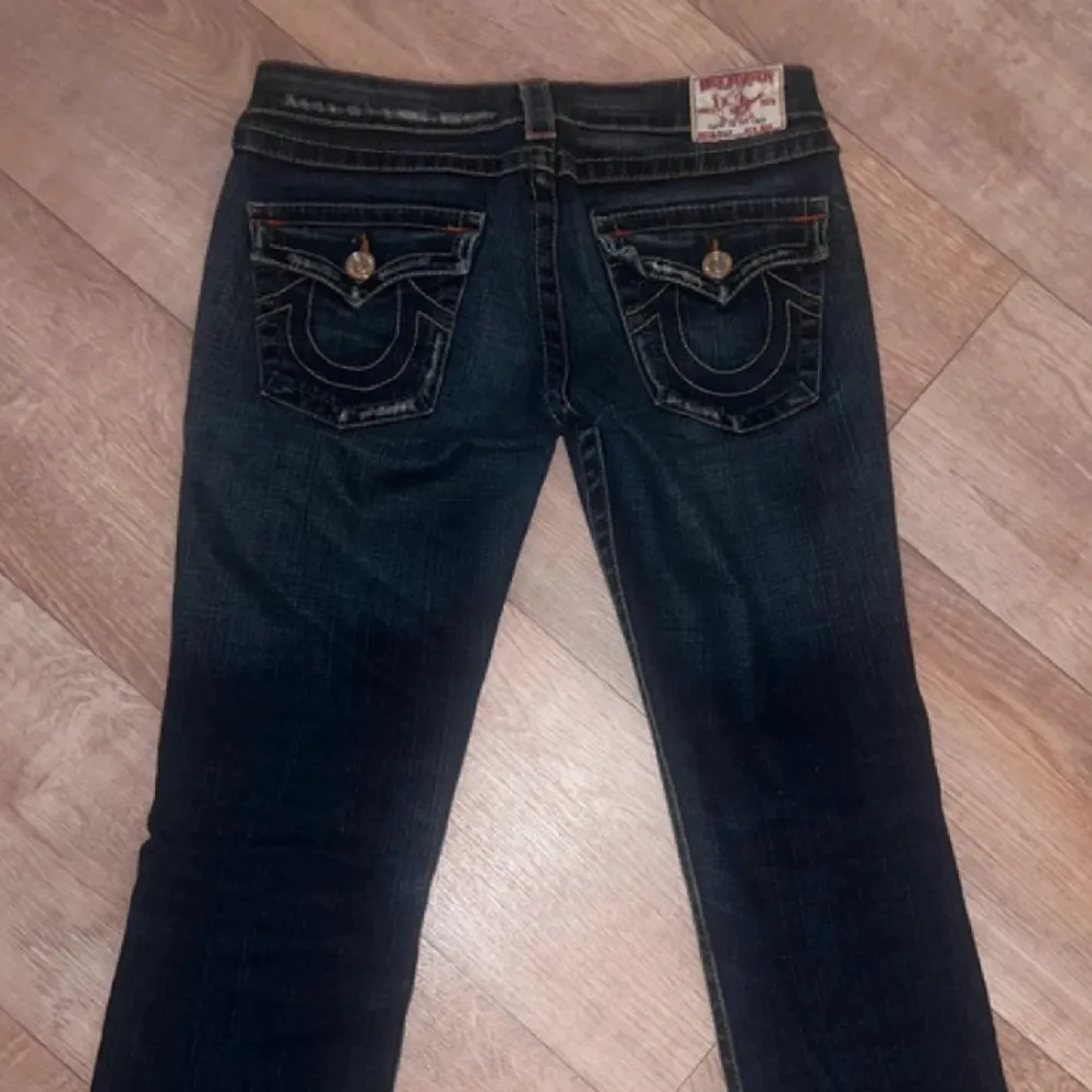 Low waisted straight True religion jeans. Storlek  27, inga defekter.  midja 38cm  innerbensmått 72cm  längd 91cm . Jeans & Byxor.