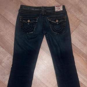 Low waisted straight True religion jeans. Storlek  27, inga defekter.  midja 38cm  innerbensmått 72cm  längd 91cm 
