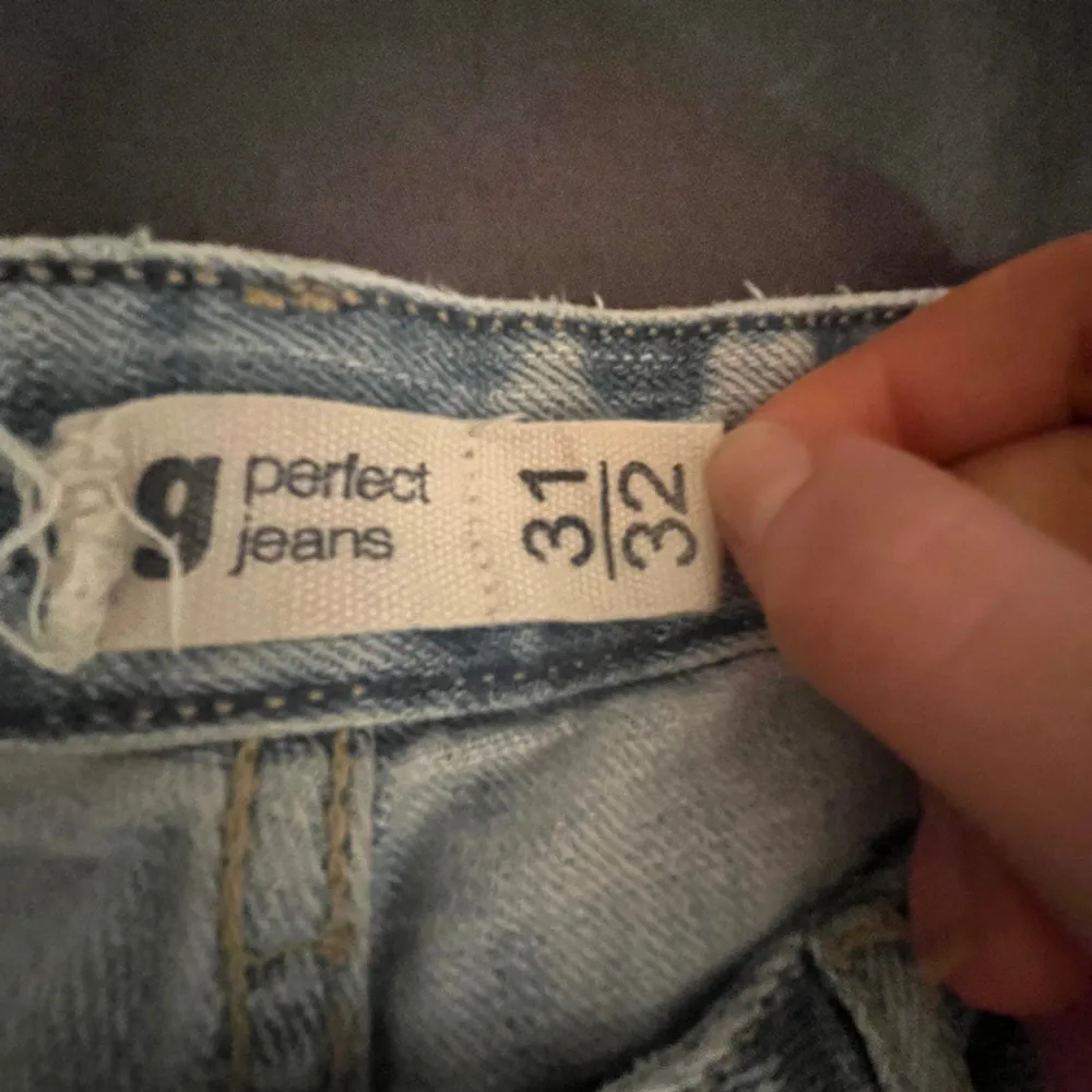 Säljer dessa snygga jeans från Gina tricot då de inte passar mig så bra! Storlek 31/32, hör bara av er vid frågor!💓💓. Jeans & Byxor.