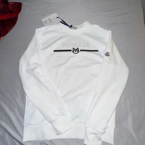 Moncler tröja - Moncler tröja helt oanvänd i storlek M vit med svart sträck under loggan långärmad tröja som jag har en till av råkade beställa 2