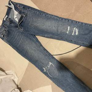 bootcut jeans från asos med slits och hål över knäna 🙌