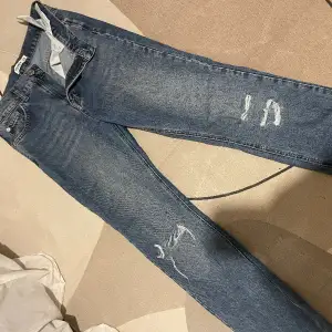 bootcut jeans från asos med slits och hål över knäna 🙌
