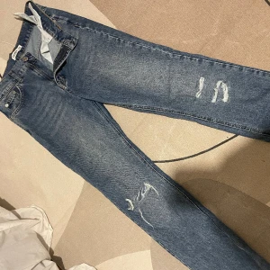 flare jeans - bootcut jeans från asos med slits och hål över knäna 🙌