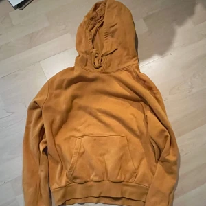 Gul hoodie - Är välanvänd och lite nopprig🫧 men ändå väldigt mysig 