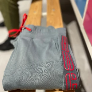 Hugo Boss storlek S - Säljer min Hugo Boss byxor storlek S som tyvär har blivit för liten   Skriv Angående hela dressen om ni har intresse av de 