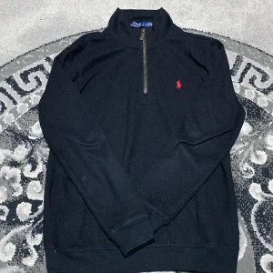 Polo Ralph Lauren tröja - hej! Jag säljer min polo tröja som jag haft i ungefär 2 månader då jag fått en ny i större storlek, väldigt skön och snygg tröja har använt tröjan typ 7 gånger.