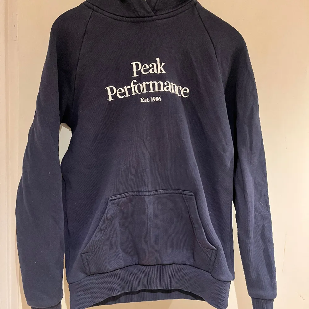En marinblå peak performance hoodie i mycket fint skick. Storlek S. . Hoodies.