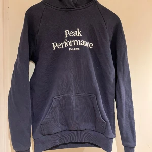 Peak Performance hoodie - En marinblå peak performance hoodie i mycket fint skick. Storlek S. 