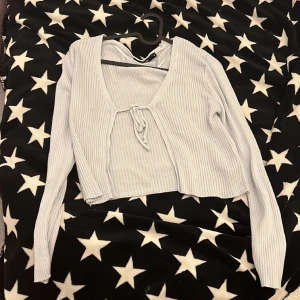 Ljus blå cardigan  - Jätte fin mörkblå cardigan so. jag har köpt i bikbok för 200kr. Säljer därmed för 100kr, inga defekter. Skriv om du är intresserad eller om du har några frågor 🫶🏻